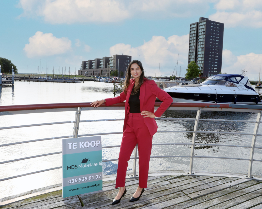 2025070823 MDS Makelaardij
 Madhuri Dijkstra, makelaar in Havenkom.